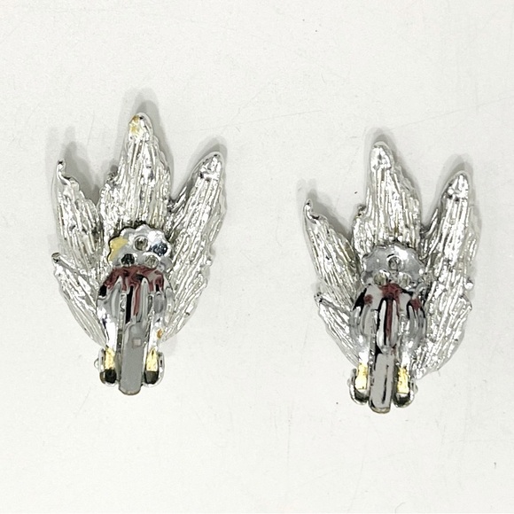 3/$18 Vintage Silver & White Leaves Clip-on Earrings Feathers Wings Leaf - Picture 2 of 3
